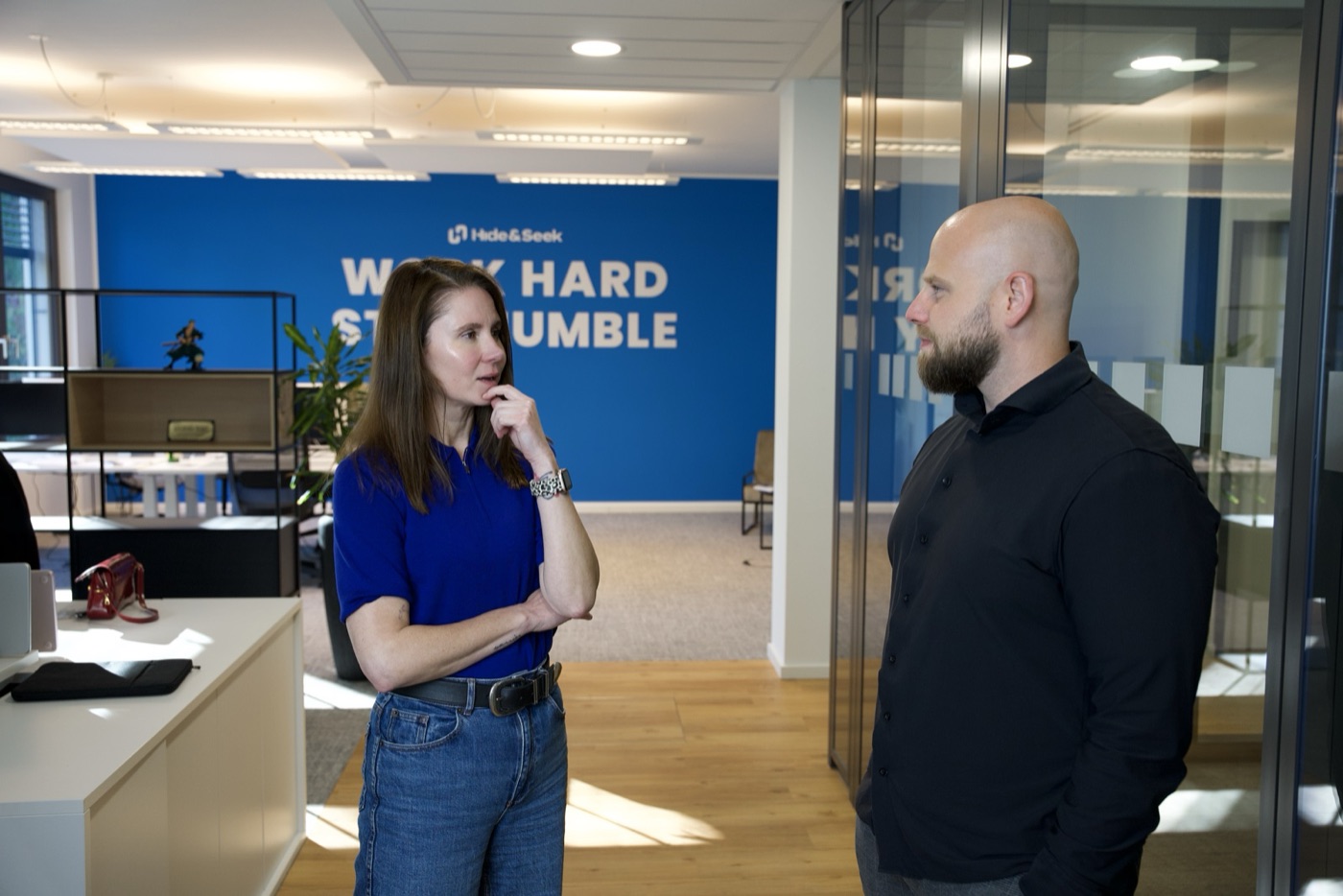 Agathe Hütter und Chris im Gespräch bei Hide & Seek in Berlin