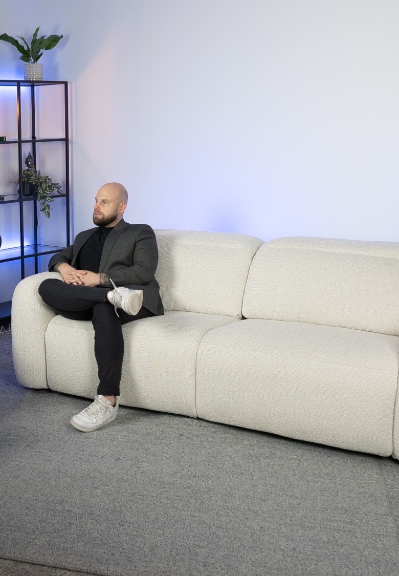 Chris auf dem Sofa im Studio