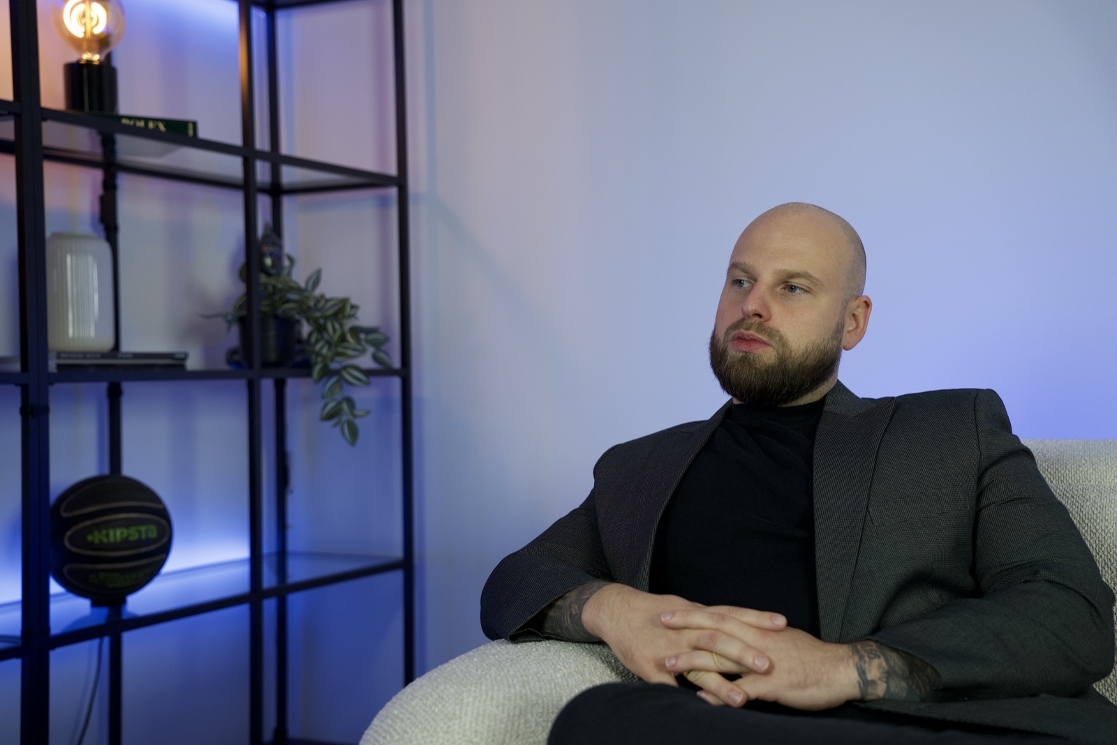 Chris im Podcast-Setup