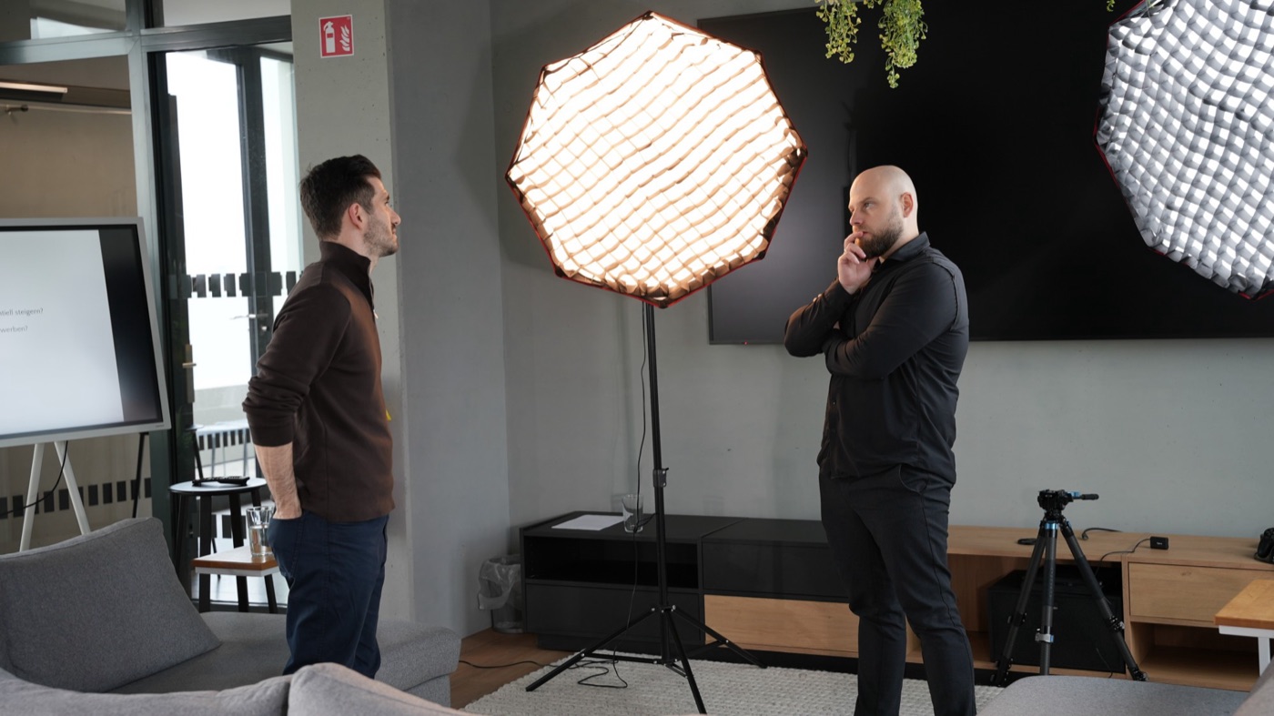 Chris im Gespräch bei netgo, vor Ort im Unternehmen