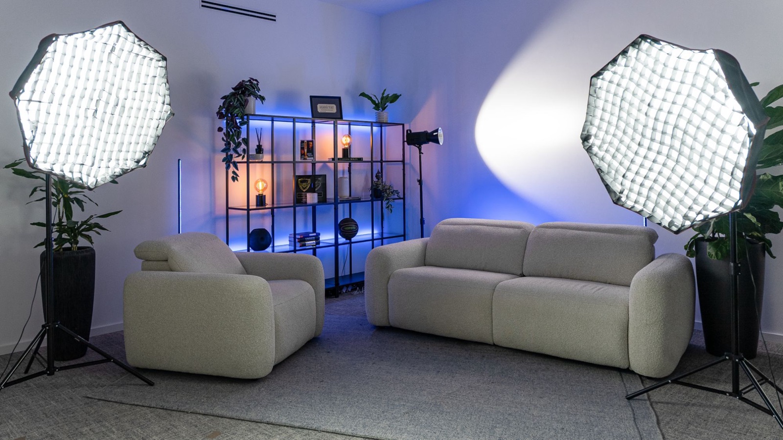 Das Podcast-Setup mit Sofa, Sessel und Studiolichtern
