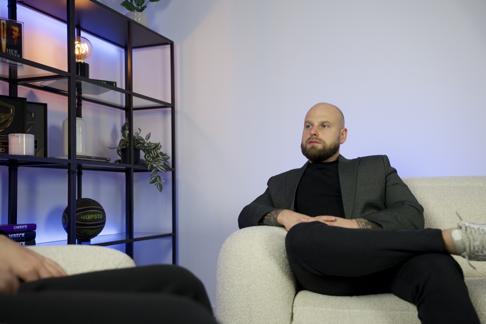Chris hört im Gespräch zu